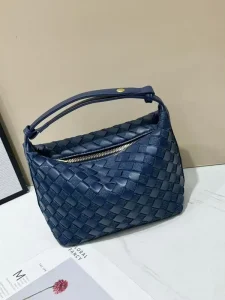 Chic and Trendy Woven Bag New Style Retro Handbag Fashionable Crossbody Shoulder Bag with a Sense of Sophistication