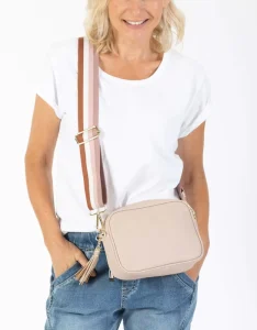Designer Luxury Fake Leather Crossbody Bags for Women Small Handbags Soft Pu Leather Shoulder Crossbody Bags with Guitar Strap