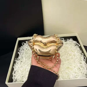 New Arrival Luxury Heart Shape Lip Pattern Ladies Handbag Single Strap Portable Party Bag with Rhinestone and Chain Decoration