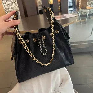 Quilted Hobo Shoulder Bag with Metal Chain Leather Crossbody Purse Bucket Bag Suitable for All Seasons