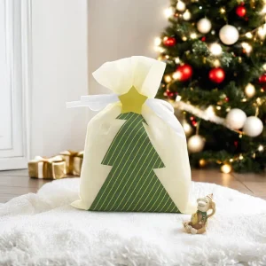 Small Christmas Tree Pattern Recyclable Non Woven Drawstring Gift Bags with Logos Customized for Business
