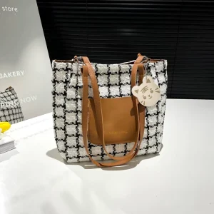 This a New Stylh and Trendy Checkered Single shoulder Bag for Women With a Large Capacity. It a Casual Tote School Comm