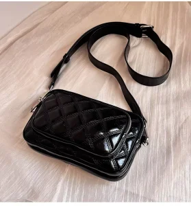 Women’s Small Square Shoulder Bag with Diamond Chain Street Fashion Shoulder Crossbody Bag with Zipper Opening and Closing